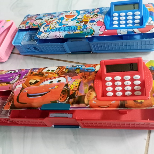 

KOTAK PENSIL MAGNET KALKULATOR +RAUTAN KRAKTER COWOK JunDW