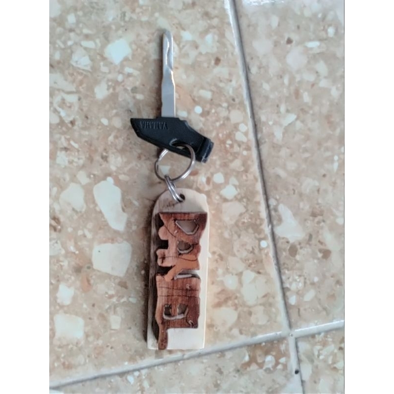 Gantungan kunci kayu ukir nama