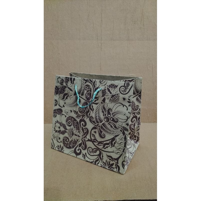 

Paper Bag NBK 21x14x20 Batik Kemasan Hampers Tas Kertas Tas Karton
