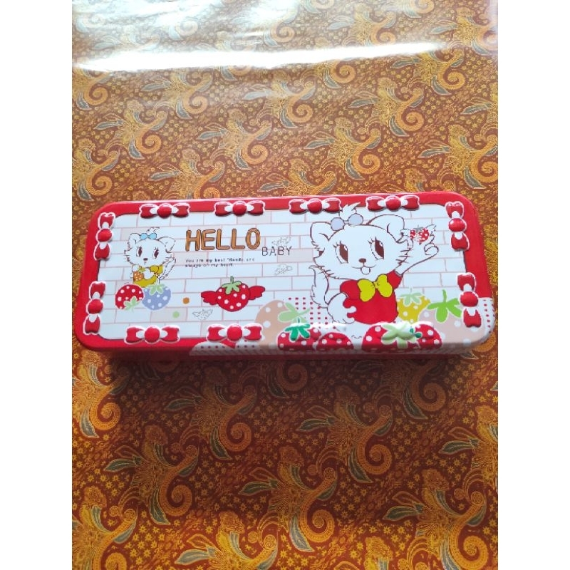 

Tempat Pensil Kaleng Timbul Hello Baby