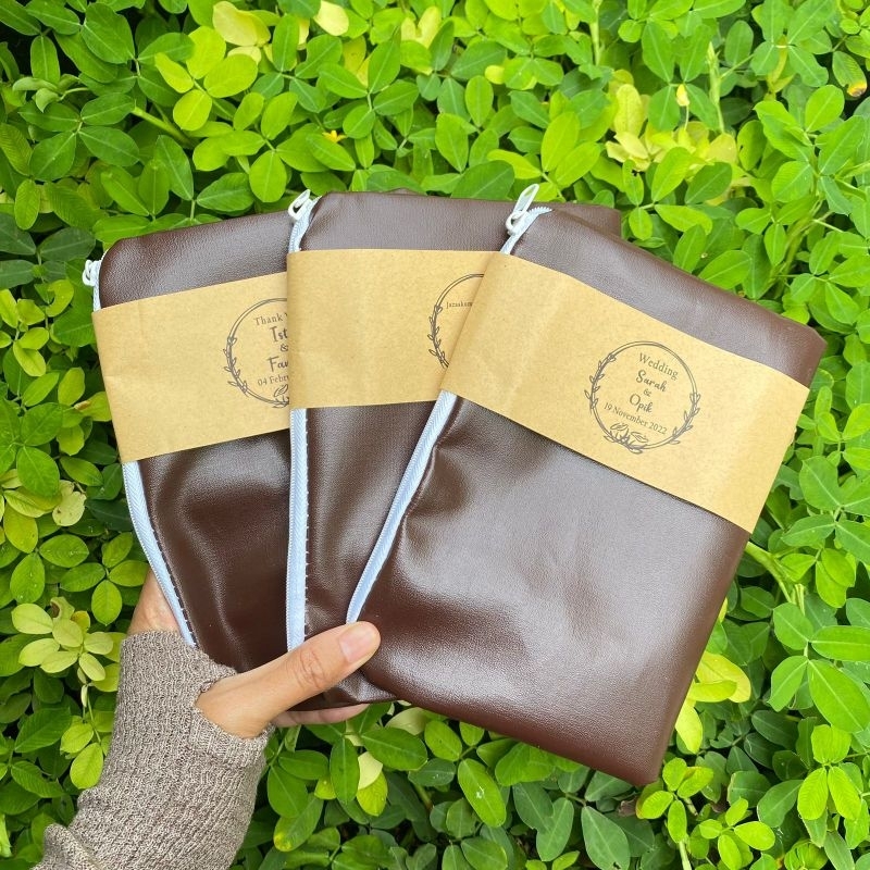 SOUVENIR MURAH DOMPET KOIN PERNIKAHAN KHITAN ULTAH TERMURAH BAHAN KULIT SISTESIS PACK THANKS CARD COKLAT+ PLASTIK +- 20X13 CM