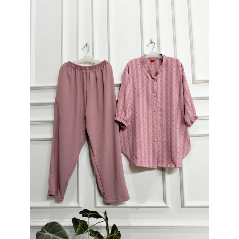SET WANITA BAHAN AIRFLOW CRINCLE SALUR GARIS/SET WANITA KANCING/STELAN WANITA TERBARU/TERMURAH/ONE SET KEKINIAN/TERVIRAL/COD/JUMBO/BAHAN JATUH/TERHITS/BAJU SANTAI/BAJU NON FORMAL/BAJU SEHARI-HARI/BUSUI/KANCING HIDUP/LIZAM/XXL/ONE SET TERBARU/STELAN WANITA