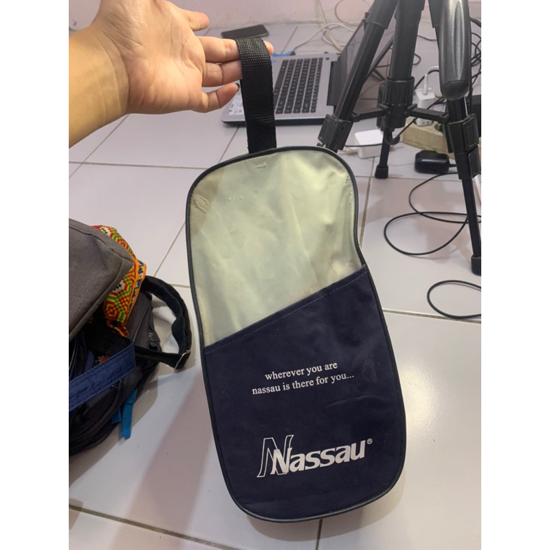 Preloved tas sepatu olahraga Nassau/Nassau soccer shoes