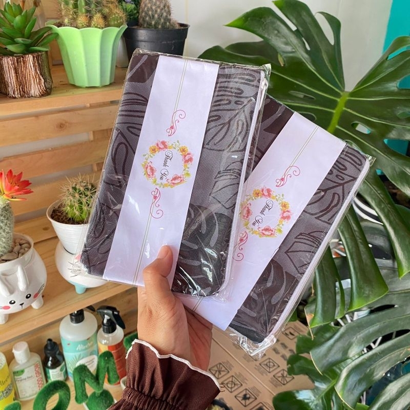 SOUVENIR MURAH KEKINIAN WEDDING ULTAH KHITAN TASYAKURAN POUCH KEKINIAN SEMI KANVAS MOTIF MONSTERA ABU FREE PACK PLASTIK THANK CARD THANK YOU 20X12  READY SIAP KIRIM