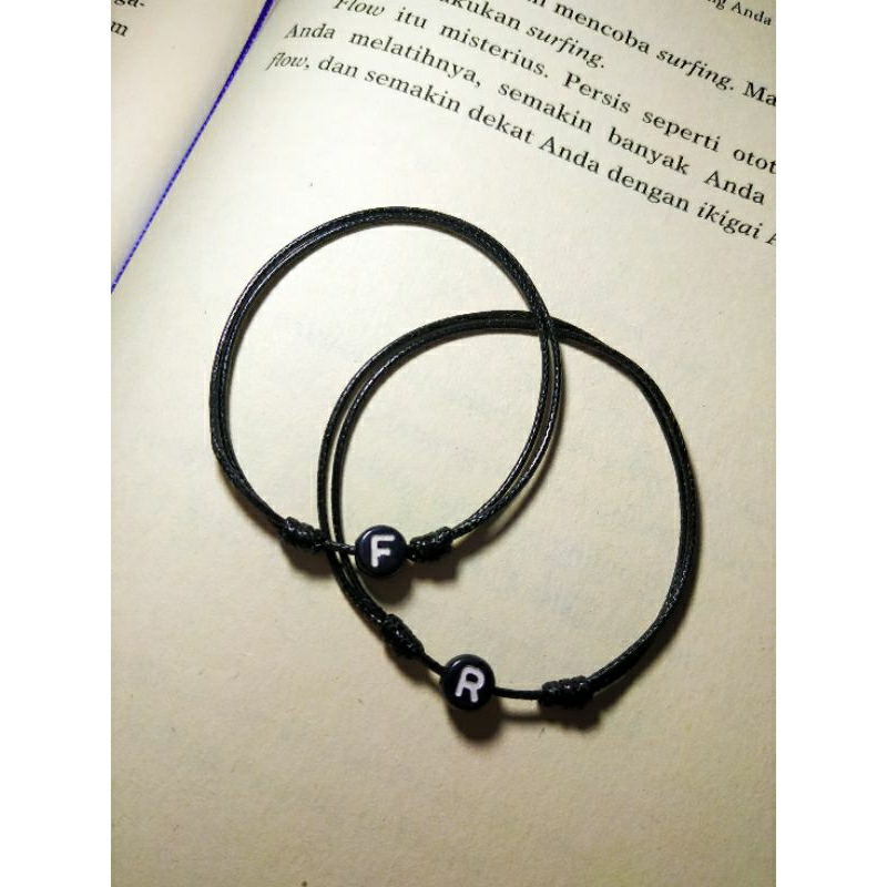 Gelang tali inisial huruf hitam