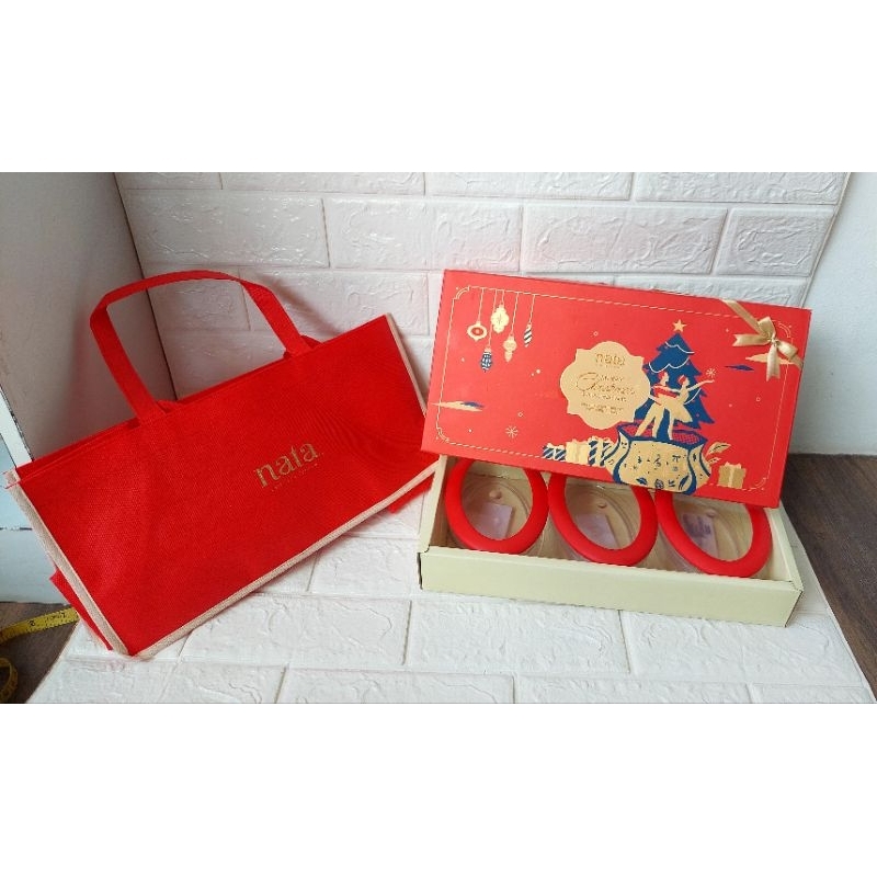 

BOX KUE KERING DAN TAS NATA CAKE (INCLUDE TOPLES) CHRISTMAS HAMPERS