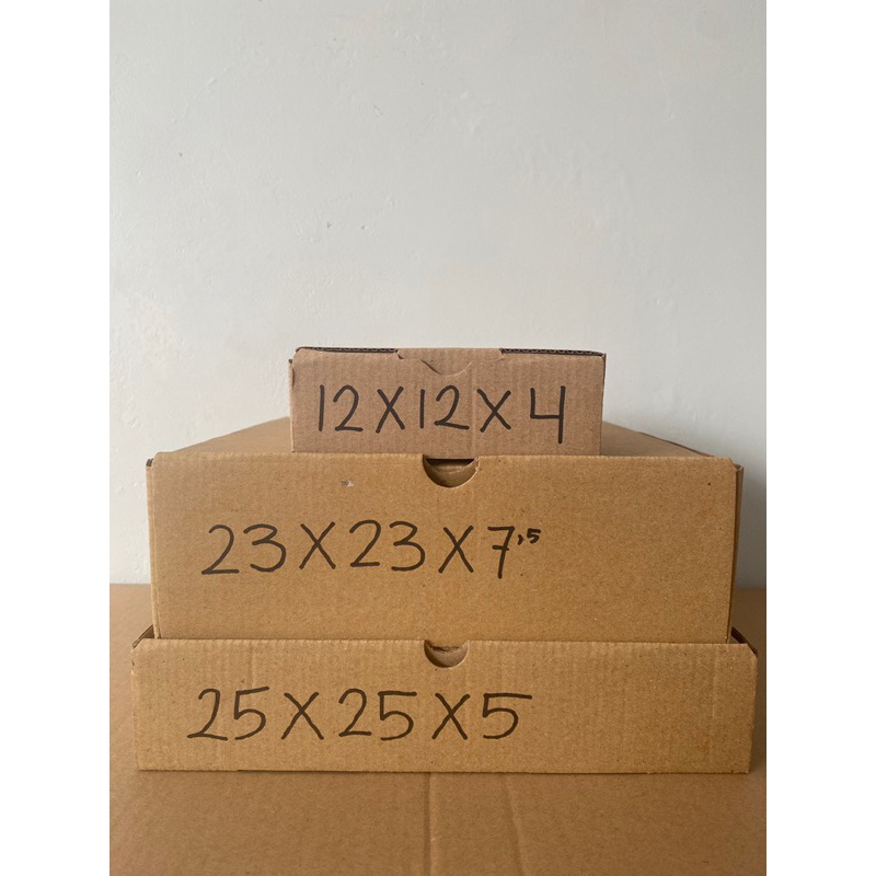 

Kotak Kado dus Coklat Polos / Box Pizza Kardus Kraft Ukuran (12x12x4), (23x23x7,5), (25x25x5), (30x30x5)