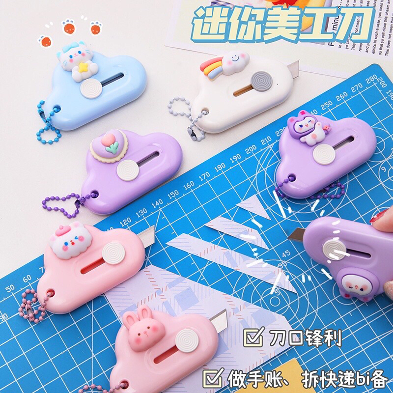 READY STOCK BISA COD - MINI CUTTER CLAY AESTHETIC PISAU PEMOTONG TAJAM PORTABEL GANTUNGAN KUNCI KARAKTER KARTUN HEWAN LUCU SANRIO ANAK PEREMPUAN GAYA REMAJA CEWEK KOREA FANCY VIRAL MURAH ELEGAN KECIL UNBOXING STIKER 3D KUROMI HELLO KITTY MY MELODY KAWAII