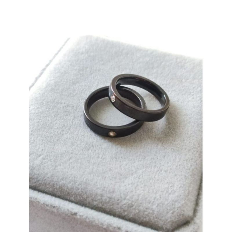 cincin titanium hitam kilap mata satu / Cincin masTa fashionable