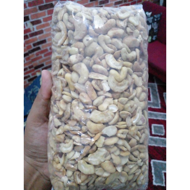 

Kacang mete patahan mentah