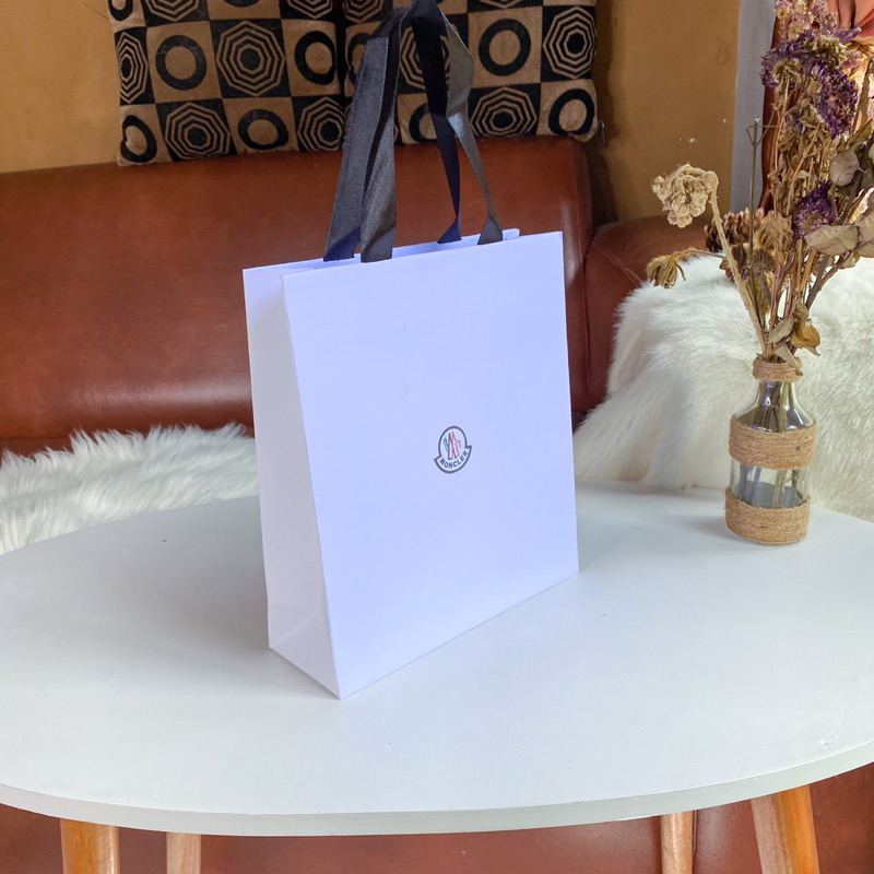 

Paper Bag Moncler untuk Kaos atau Topi Kertas Pembungkus Kado