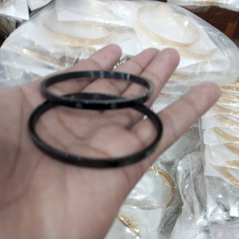 Gelang Titanium Hitam Cap Emboss