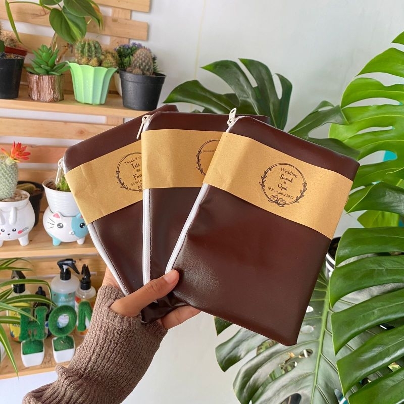 SOUVENIR MURAH DOMPET KOIN PERNIKAHAN KHITAN ULTAH TERMURAH BAHAN KULIT SISTESIS PACK THANKS CARD COKLAT+ PLASTIK +- 20X13 CM