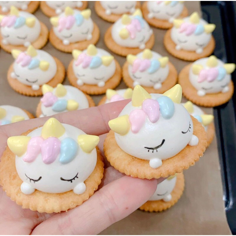 

MERINGUE CRACKER HALF BODY UNICORN