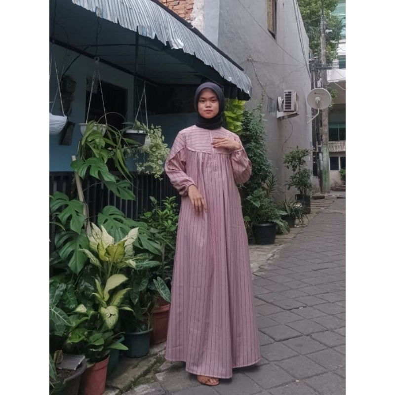 Zaja - Gamis Perempuan Dewasa Motif Salur Terbaru Kombinasi Lipatan Bahu &amp; Dada Mewah Busana Muslim Perempuan Dewasa Kekinian