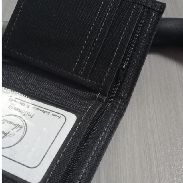 dompet keren model lipat buku atau vertikal bahanya dari kulit sintetis PU lokal jenis ferarri logo besi jahitan rapih #dompet #dompetpria #dompetcowok #dompetlipat #dompetkeren #dompetmurah #manwallet #tempatuang #wadahuang #dompetmurah #dompetgrosir #fy