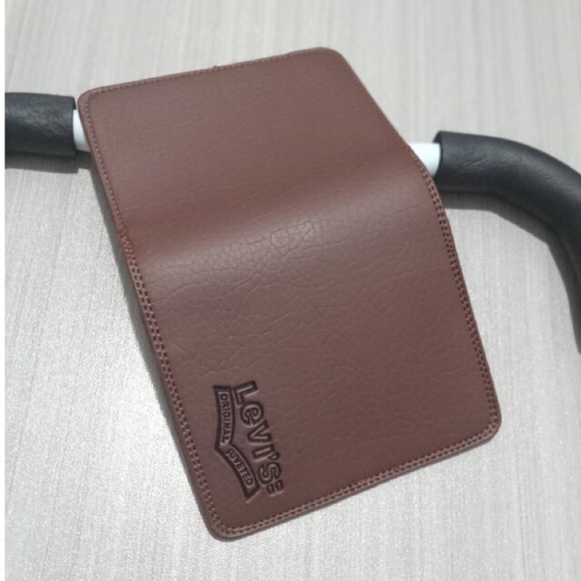 dompet keren untuk pria remaja dan dewasa dari anton hilmanto modelnya lipat dua buku vertikal bahanya dari kulit PU lokal jenis Kolombo tebal dan lembut #dompet #dompetpria #dompetcowok #dompetlipat #dompetkeren