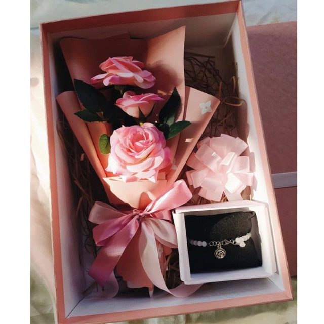 Gift box kado ulang tahun buket bunga