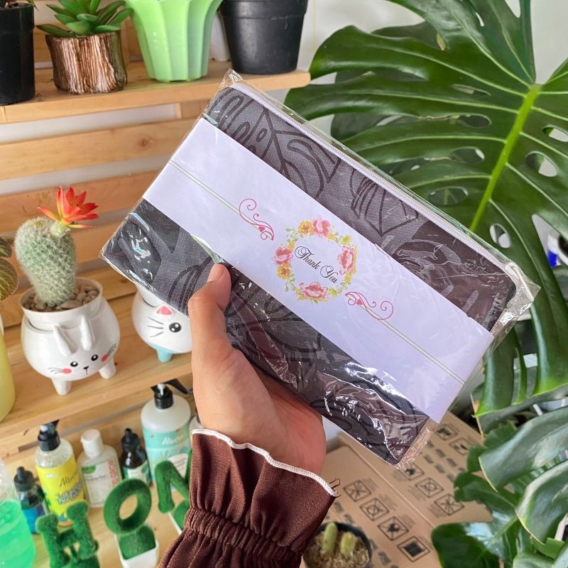 SOUVENIR MURAH KEKINIAN WEDDING ULTAH KHITAN TASYAKURAN POUCH KEKINIAN SEMI KANVAS MOTIF MONSTERA ABU FREE PACK PLASTIK THANK CARD THANK YOU 20X12  READY SIAP KIRIM