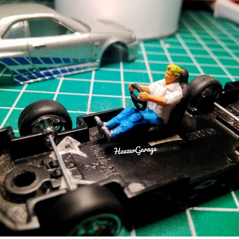 Miniatur Diorama Diecast Mini Figure 1/64 Driver Skyline R34 - n0