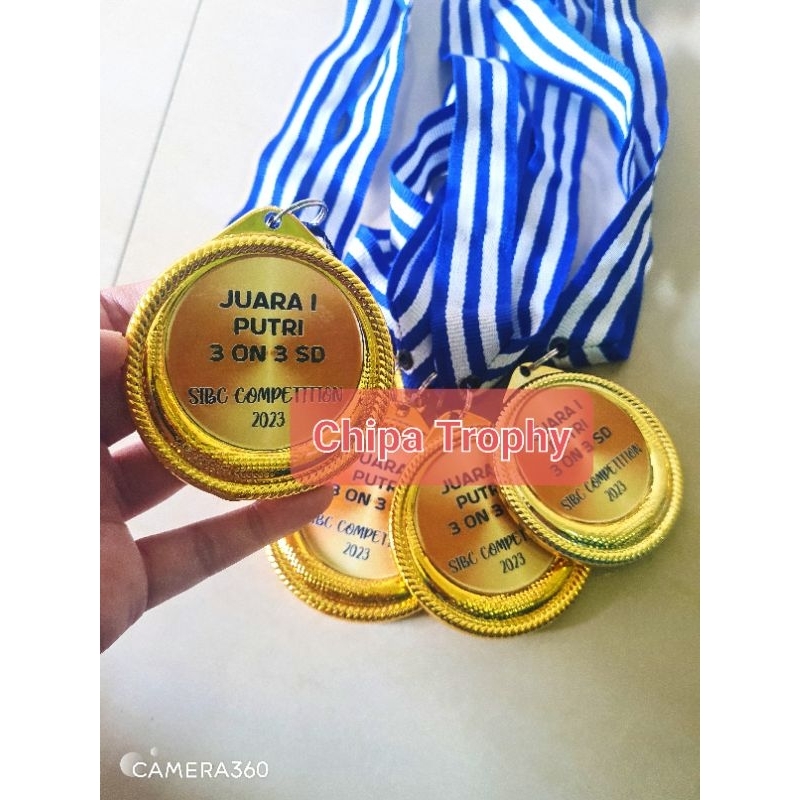 1 SET MEDALI PLASTIK GOLD