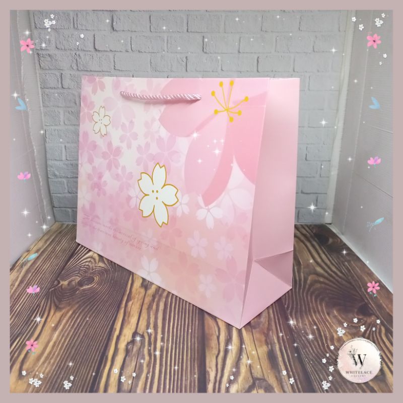 

Paper Bag Kado Model Tali Bentuk Landscape Ukuran Besar (Size L) Sakura Cherry Blossom Tas Jinjing Kertas Hadiah Premium