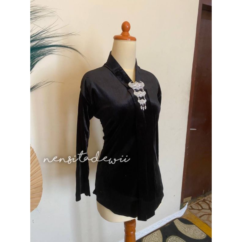 Kebaya Bludru, Model Kartini (Leher V) - Warna Hitam