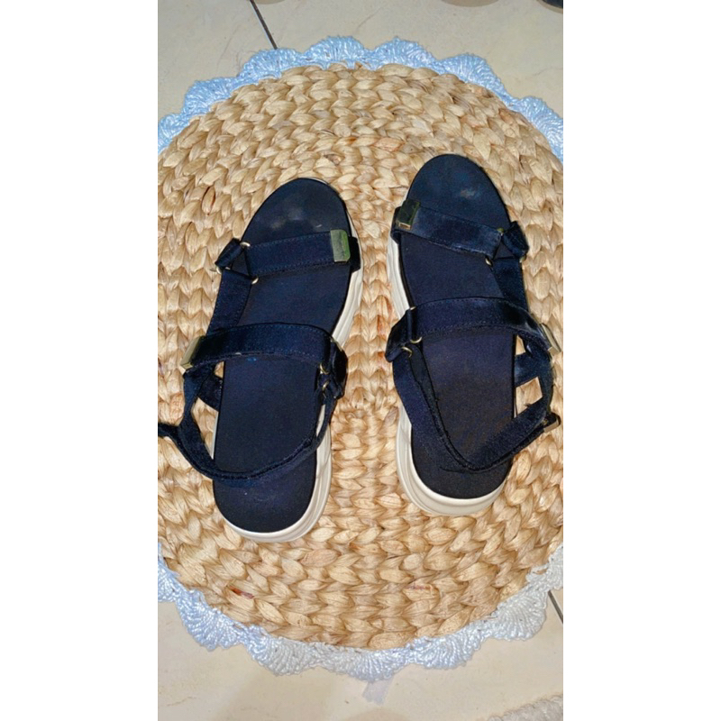 Preloved Sepatu Sandal Stradivarius Size 39