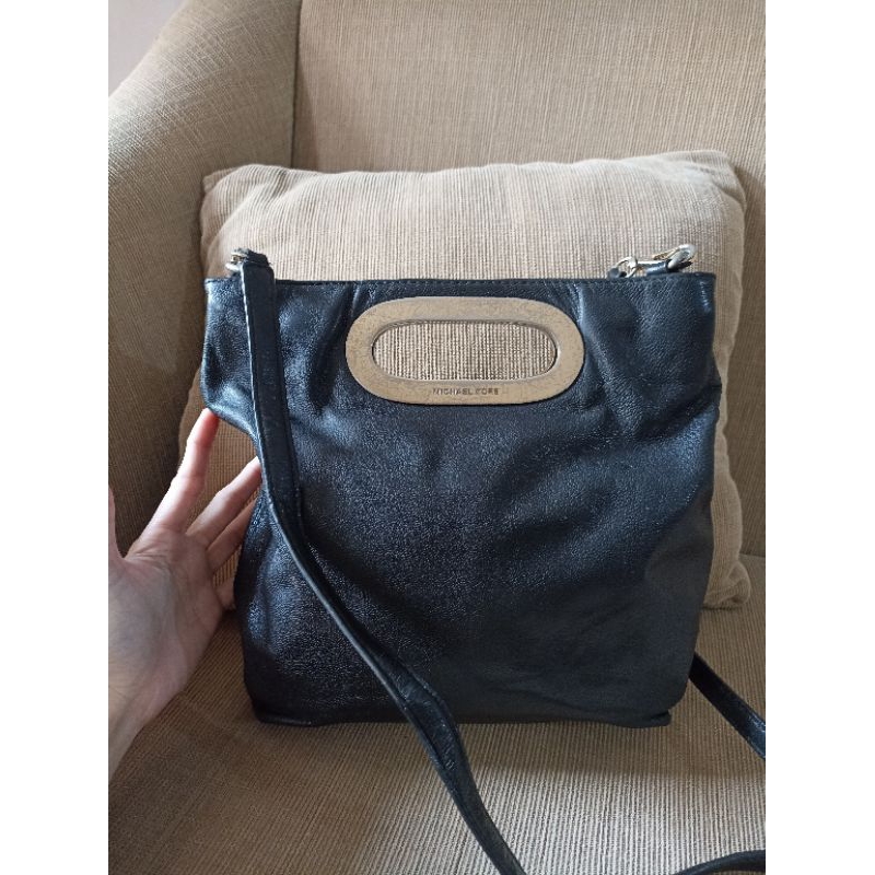 

Tas pesta MK Hitam kulit