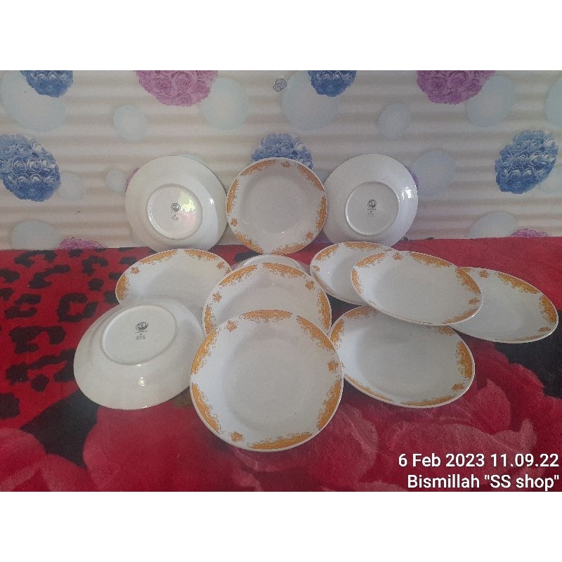 piring keramik mahkota, bunga biru, bunga merah dan putih list gold