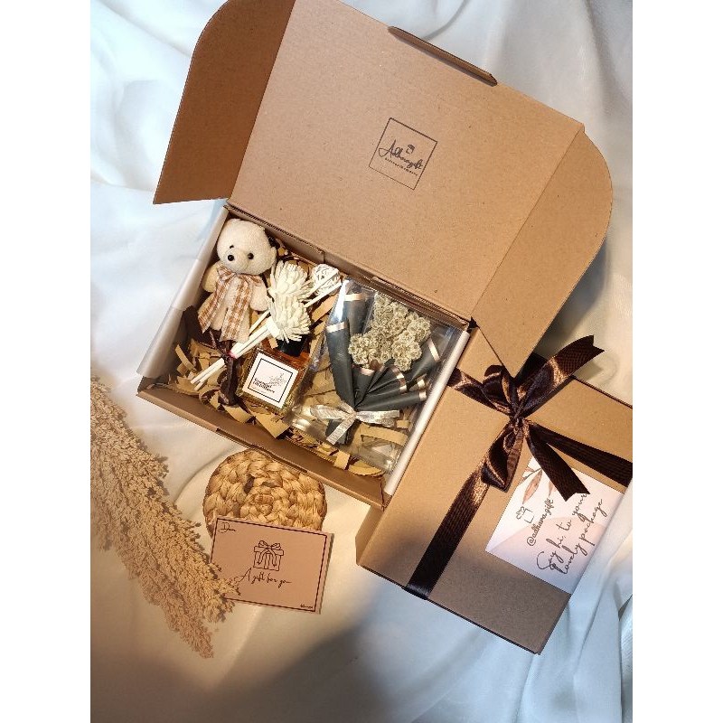 

Kado Hampers / Hampers Ulang Tahun/ Gift Box / Bucket bunga / Birthday/ Hampers Masker