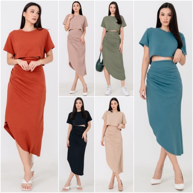 ❣️ SPECIAL PRICE ♡ PREMIUM ♡ ORIGINAL ! CELOSSE 2 IN 1 KNIT TEXTURED SET CROP BLOUSE WITH ASYMMETRIC SLIT MIDI  SKIRT / SETELAN ATASAN PENDEK &amp; ROK MIRING