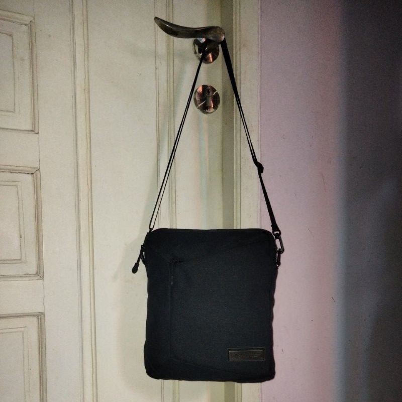 TAS SLINGBAG TAS SLEMPANG ORIGINAL MONSTER REPUBLIC BLACK S3COND B3KAS