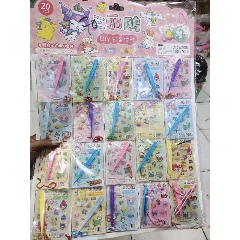 Mainan Stiker gantung kunci  Karakter / Stiker Momo Satu lembar 20pcs