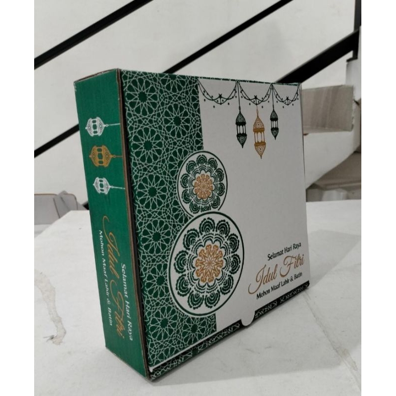 

Uk.30x30x7cm (Box kuker 500gr isi 4 toples) idulfitri/kartonbox