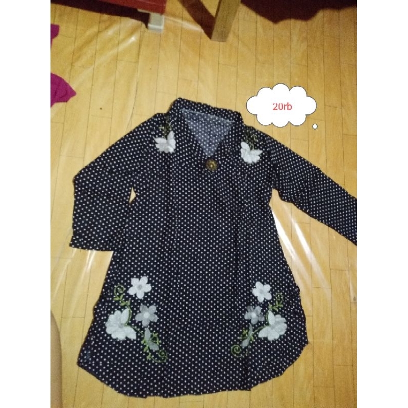 blouse hitam polkadot