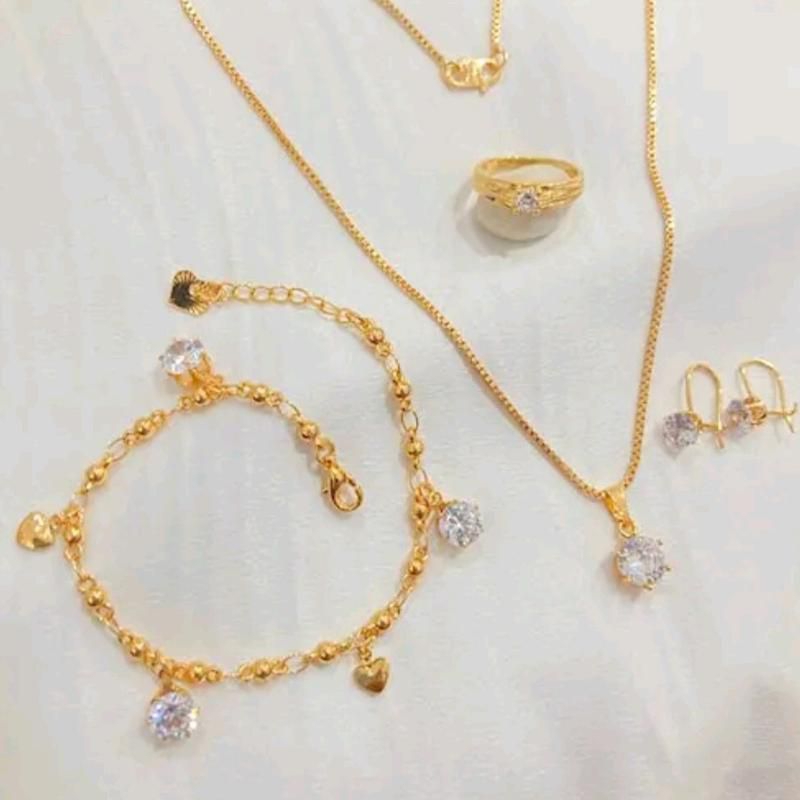 set perhiasan  mata satu wanita dewasa