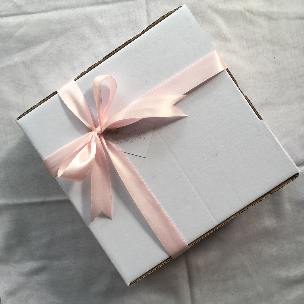 

Paket Packaging Hampers Olshop Pita Satin | BOX HAMPERS CEWEK | Kotak Gift Kado Box Lengkap | Hampers Box Putih | Kotak Kado Ulang Tahun | Dus Kado Pacar | Kotak Hadiah Pink