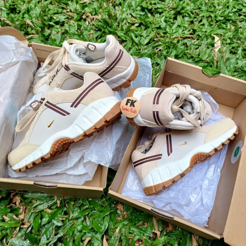 Nike Air Humara LX Jacquemus Light Bone Gold (W) || white sail