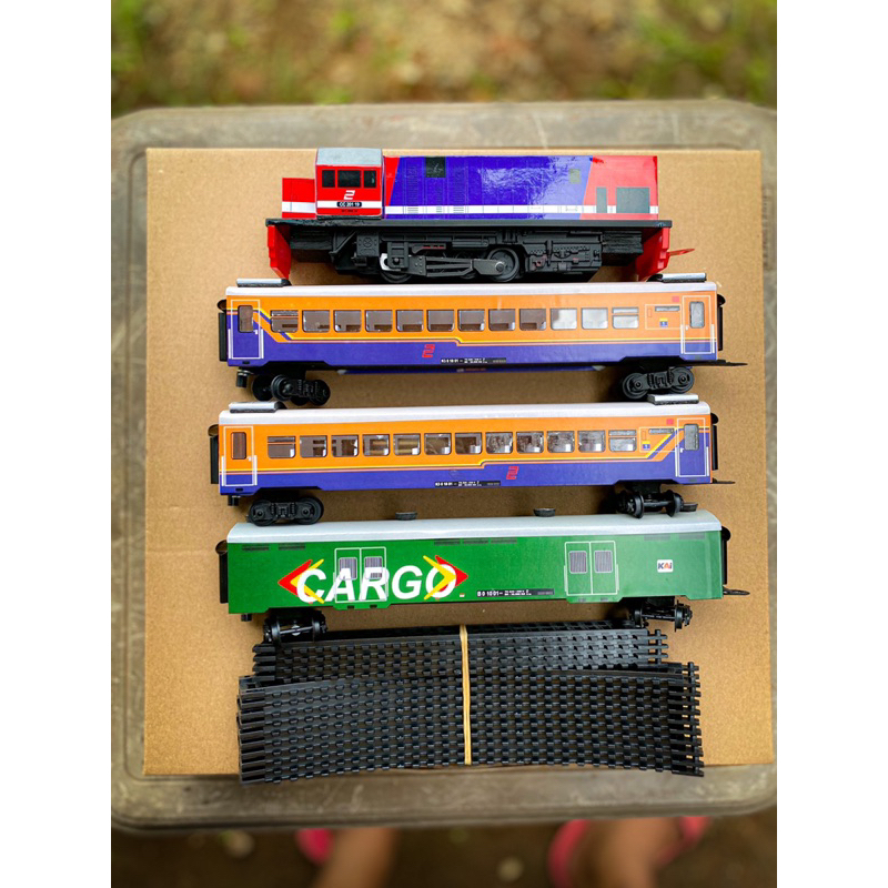 paket Rangkaian FULL AKRILIK Mainan Kereta Api Indonesia,Lokomotif cc201 perumka, 2 Gerbong ekonomi 