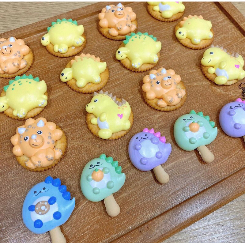 

MERINGUE CRACKER FULL BODY DINO