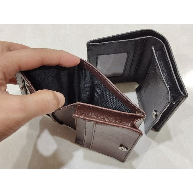 Dompet tempat kartu kancing polos