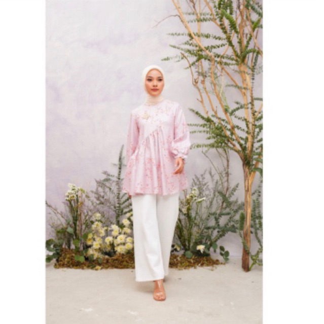 bella blouse wearing klamby M