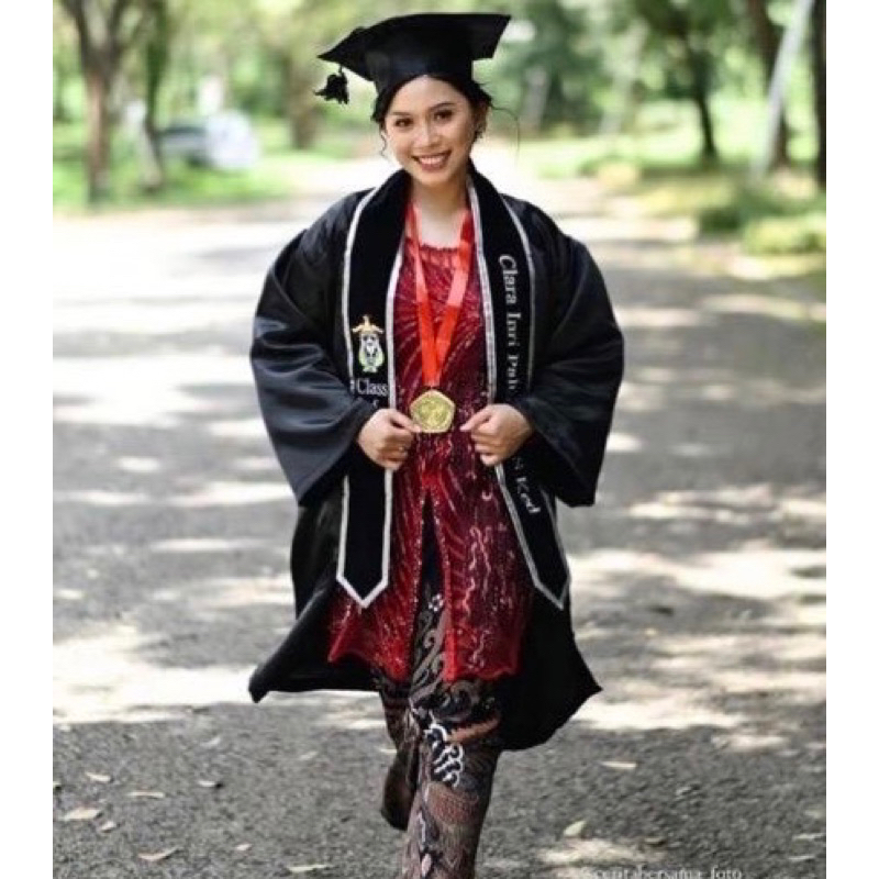 Jubah, sleber, dan topi wisuda