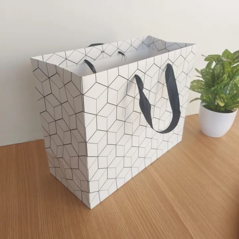 

Paperbag motif jala ukuran 32,5 x 16 x 25 cm