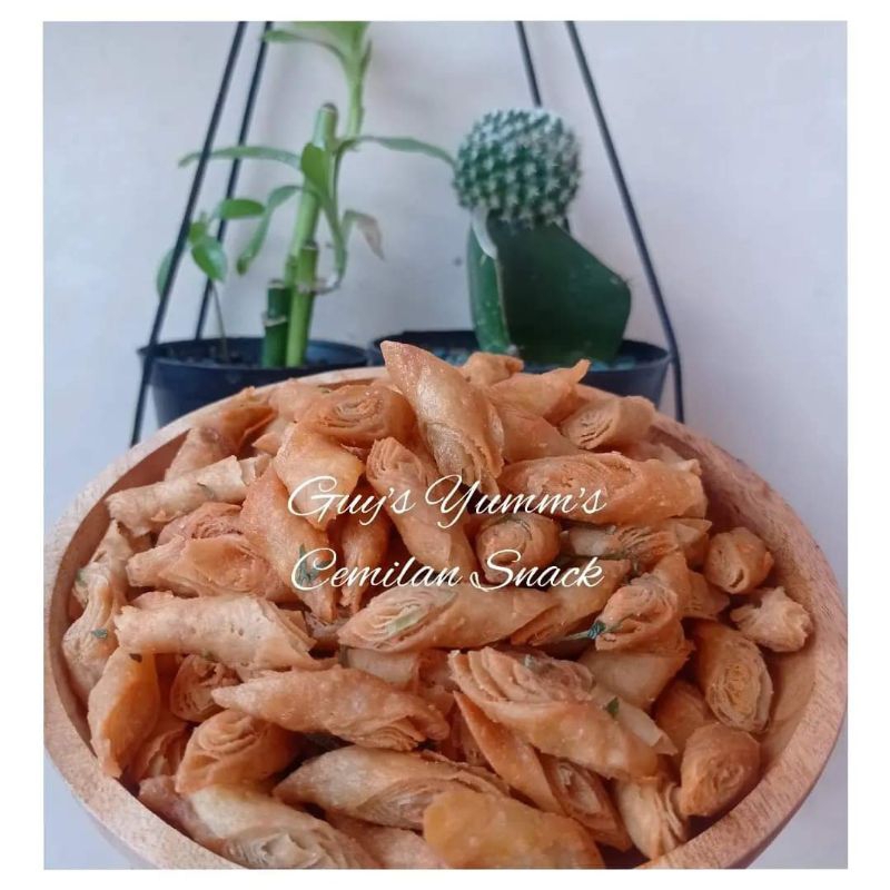 

LUMPIA KERING | PEDAS ASIN GURIH DAUN JERUK 150gr