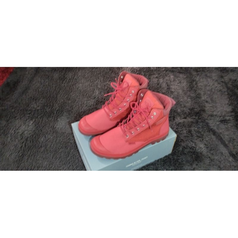 Sepatu PALLADIUM Merah Ferrari 100% Baru. Bukan DR Marteens / Docmar