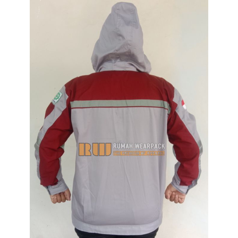 Jaket Wearpack Kerja dilengkapi Penutup Kepala warna Abu Muda Kombinasi Merah Maroon