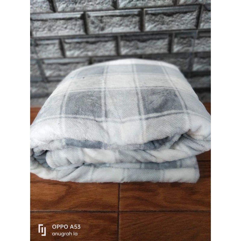 Selimut Bulu Halus Grey Tartan