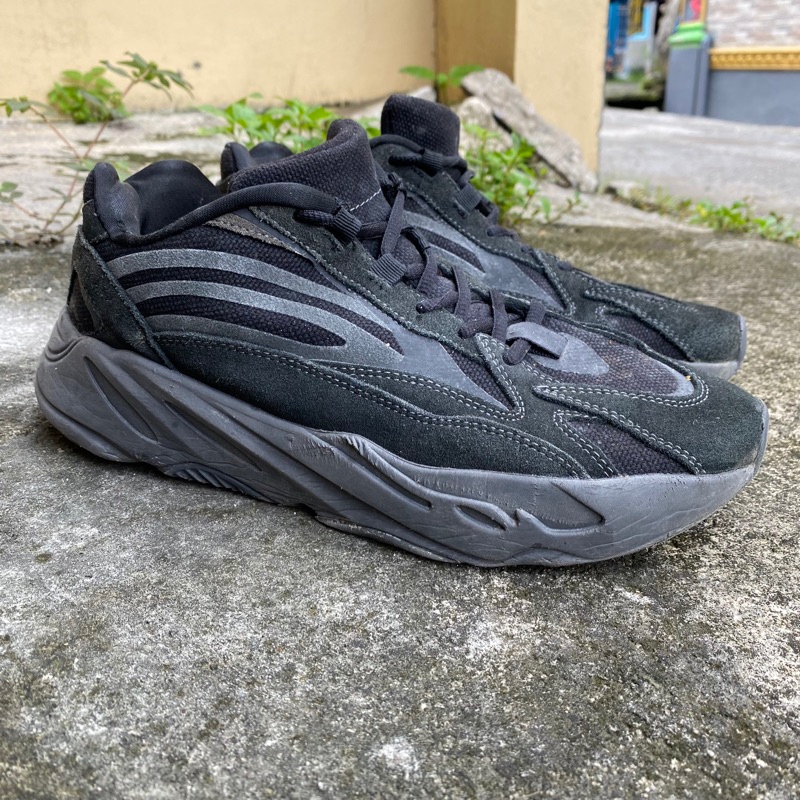 yeezy second boost 700 v2 vanta size 43
